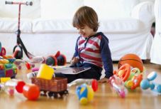 Ezért ne halmozza el gyerekét sok játékkal