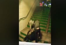 Bíróság elé állították az idős férfit félholtra verő fiatalokat