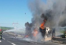 Kigyulladt egy felborult tartálykocsi az A1-es autópályán