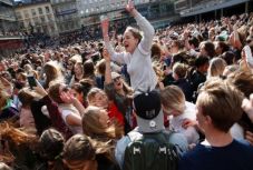 Több ezer rajongó emlékezett meg Aviciiről a szülővárosában