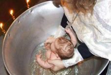 Újabb csecsemő vesztette életét keresztelője napján