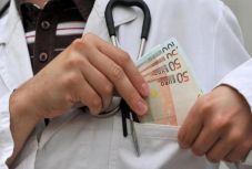 Felfüggesztett börtönt kapott a csúszópénzt kérő szívsebész