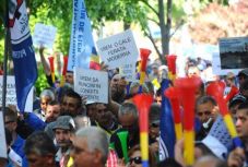 Több mint kétezer vasutas tüntetett Bukarestben