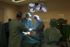 Megtörtént a világ első hímvessző és herezacskó-átültetése