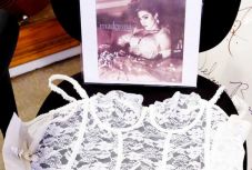 Mennyit fizetnél Madonna fűzőjéért vagy bugyijáért?