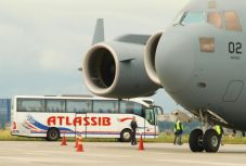 Autótolvajok veszélyeztették a Nagyszebenből felszálló NATO-repülőket