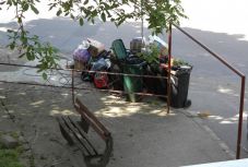 Hegyekben áll a háztartási szemét az aradi utcákon