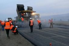 Ötszáz kilométernél több autósztráda épülhetne az egy év alatt elcsalt adóból