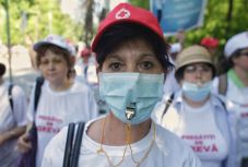 Nem nőtt, csökkent a fizetésük – Bukarestben tüntetnek az egészségügyi alkalmazottak