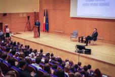 Ezt üzente Klaus Johannis államfő a magyar fiataloknak