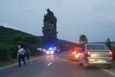 Nem az útra figyelt a sofőr: felborult egy autó Parajd közelében