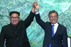 Történelmi csúcstalálkozó: békét köt a két Korea