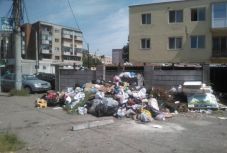 Tovább tart a szemétkrízis Aradon, napok óta nem szállítják el a háztartási szemetet
