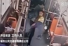 Földhöz vágta és megtaposta a kisfiút a buszon a dühödt férfi