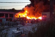 Óriási tűz van Vajdahunyadon, füst borítja a fél várost