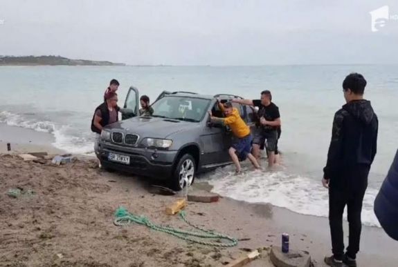 Megfürdette a BMW-jét a tengerben Vama Vechén, nem kellett volna