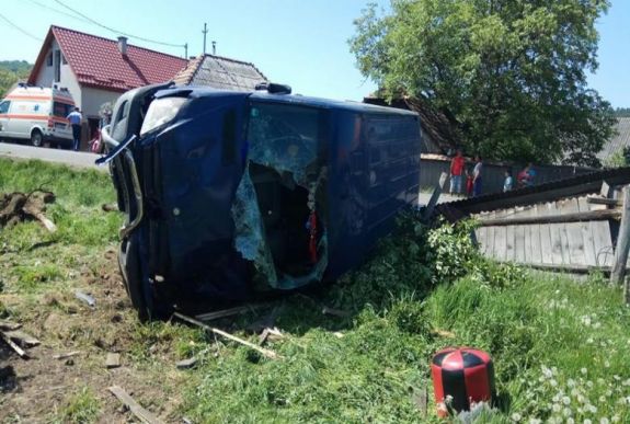 Felborult egy kisteherautó Hargita megyében, sérültek is vannak