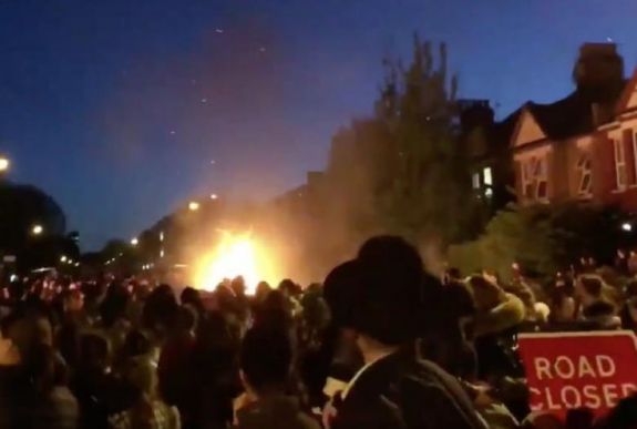 Robbanás egy londoni zsidó fesztiválon, többen megsérültek