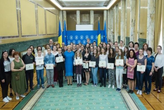 Román tantárgyversenyen jól teljesítő magyar diákoknak gratulált a miniszterelnök