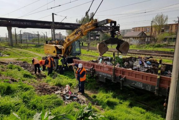 Hatalmas mennyiségű szemetet gyűjtöttek össze a vasutak mentén