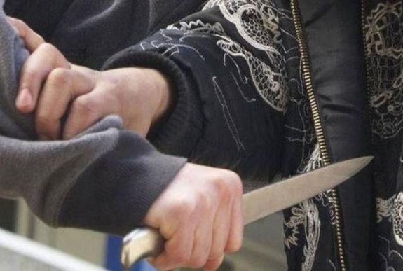 Kést rántott az egyik sógor a másikra Gyergyószentmiklóson, a rendőrök léptek közbe