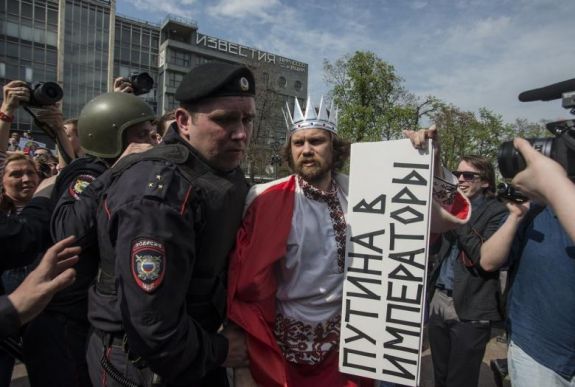 Putyin hétfőn teszi le negyedszer az elnöki esküt