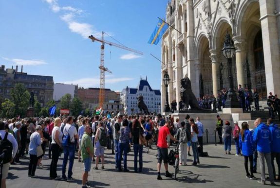 FRISSÍTÉS – Tüntetők lepték el a Kossuth teret