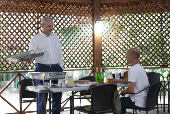 Rekesz sörrel érkezett a PSD székhelyére egy taxis, aki elveszített egy fogadást Dragnea ellen