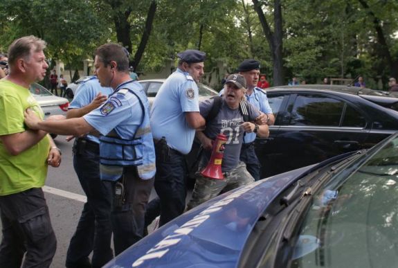 Ezer lejre bírságoltak egy férfit, aki a PSD székháza előtt tüntetett