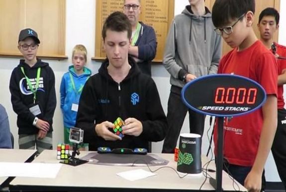 Új rekord született a Rubik-kocka kirakásában