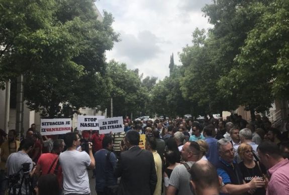 Utcára vonultak Montenegróban egy meglőtt újságíró miatt