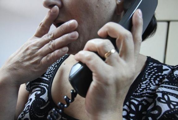 Tizenháromezer lejt csaltak ki egy idős nőtől a baleset módszerrel