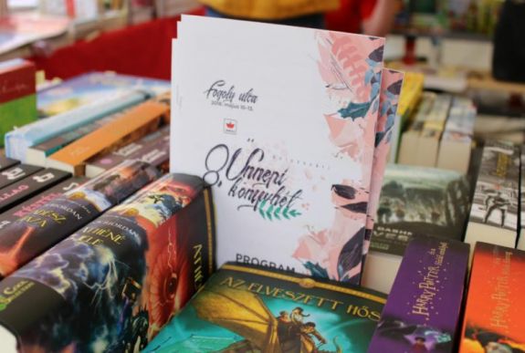 Szó sincs könyvapokalipszisról: megnyílt a 8. Kolozsvári Ünnepi Könyvhét