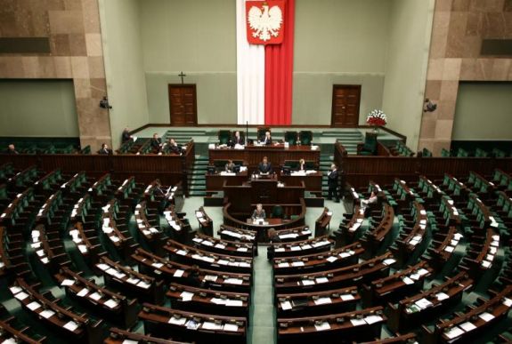 Tovább hátrálnak a lengyelek az EU nyomására