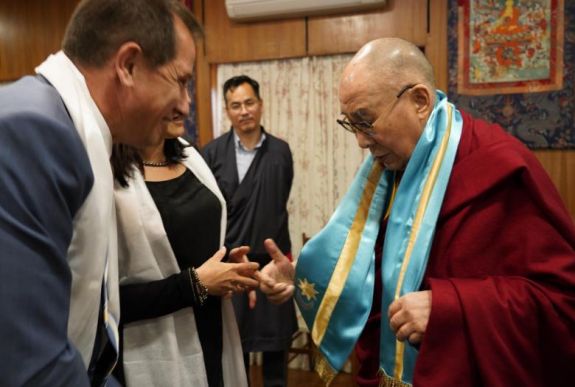 Székely zászlót kapott ajándékba a dalai láma