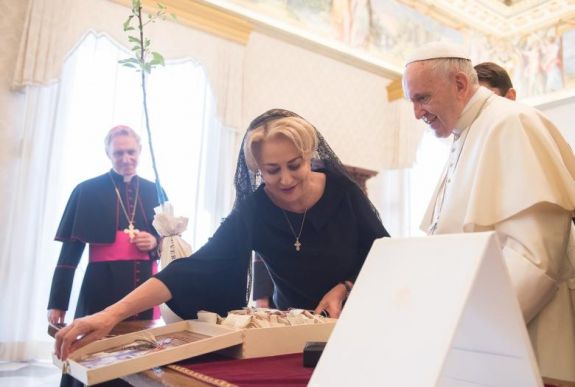 Nem ment üres kézzel a pápához Viorica Dăncilă