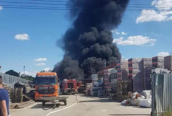 Pánik tört ki Marosvásárhelyen egy lángoló raktárépület miatt