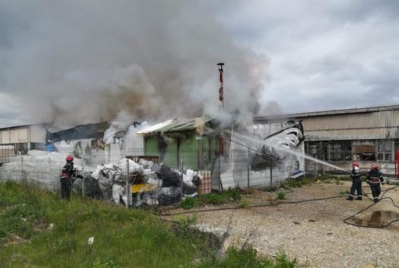 Tűz ütött ki egy szélvédőtisztító folyadékot palackozó csíkszeredai üzemnél