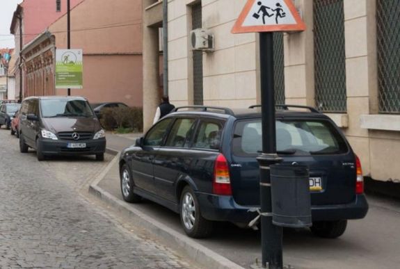 Leszoktatnák a sepsiszentgyörgyieket a járdán parkolásról