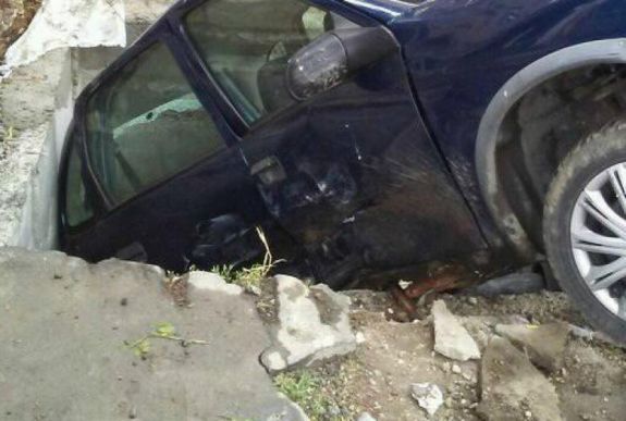 Elnyelt a föld egy autót Marosvásárhelyen