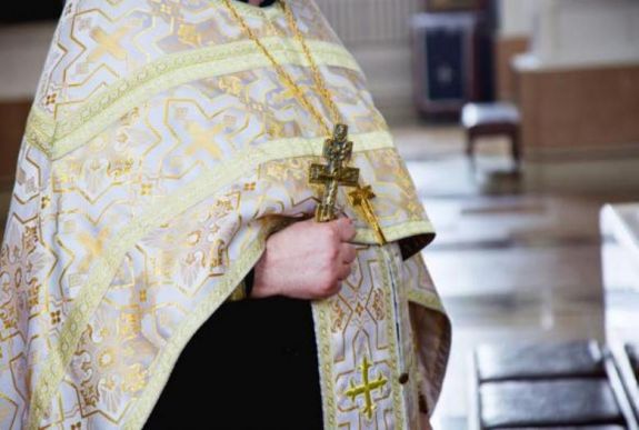 Véletlenül fejbe lőhette magát egy pap Arad megyében