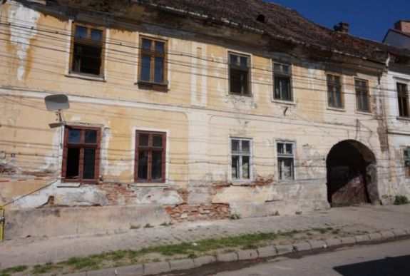 Birtokba veheti a református egyház a nagyenyedi kollégium tanári lakásait
