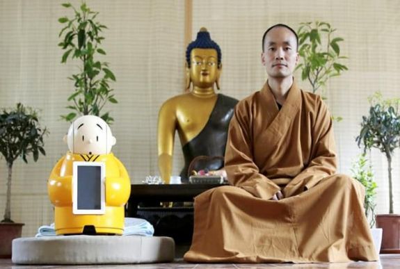 Bölcsebbbé teszik a a buddhista robotszerzetest