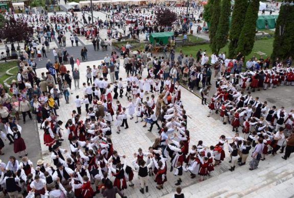 Csűrdöngölő Csíkszeredában: együtt ropta közel 2000 székely ruhás táncos