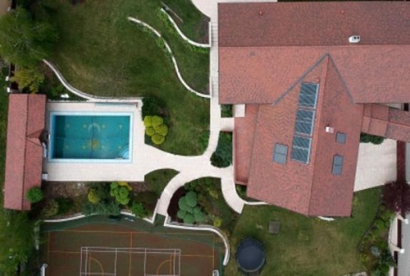 Itt a bizonyíték: egy székely zászló fölött szokott úszkálni Szász Jenő