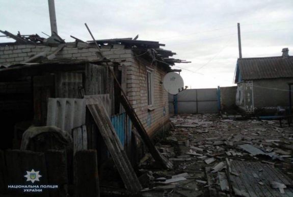 Nehéztüzérséggel lőttek szét egy családi házat Kelet-Ukrajnában