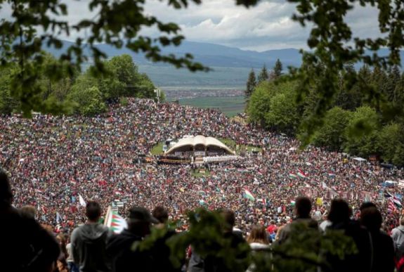 Otthonról is követhetjük a csíksomlyói búcsút