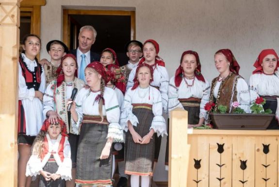 A magyar kormány támogatásával felújított közösségi házat avattak Gyimesbükkön
