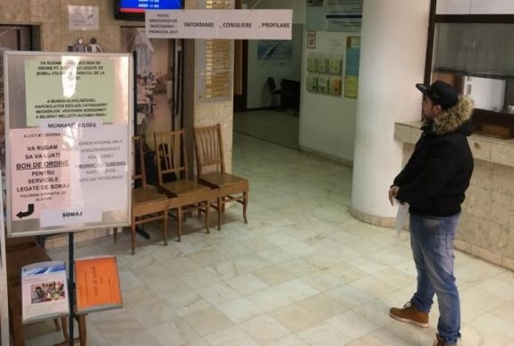 Pénzzel ösztönzik a friss végzősök munkába állását