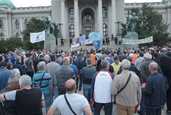 Szerbia: sztrájkba kezdtek a Zastava fegyvergyár dolgozói